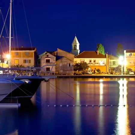 Apartman In With Balcony, Air Conditioning, Wifi Sukošan